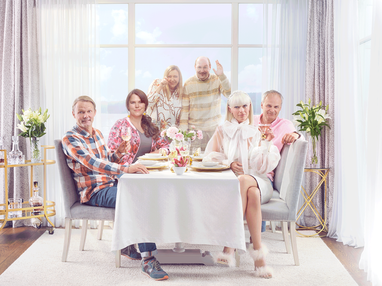 solsidan_s6_4320x3240backdropwide