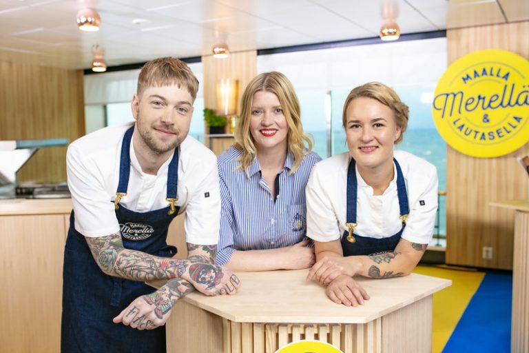 rsz_kolmikko_setissa-e2-95-a0e_katse_kameraan